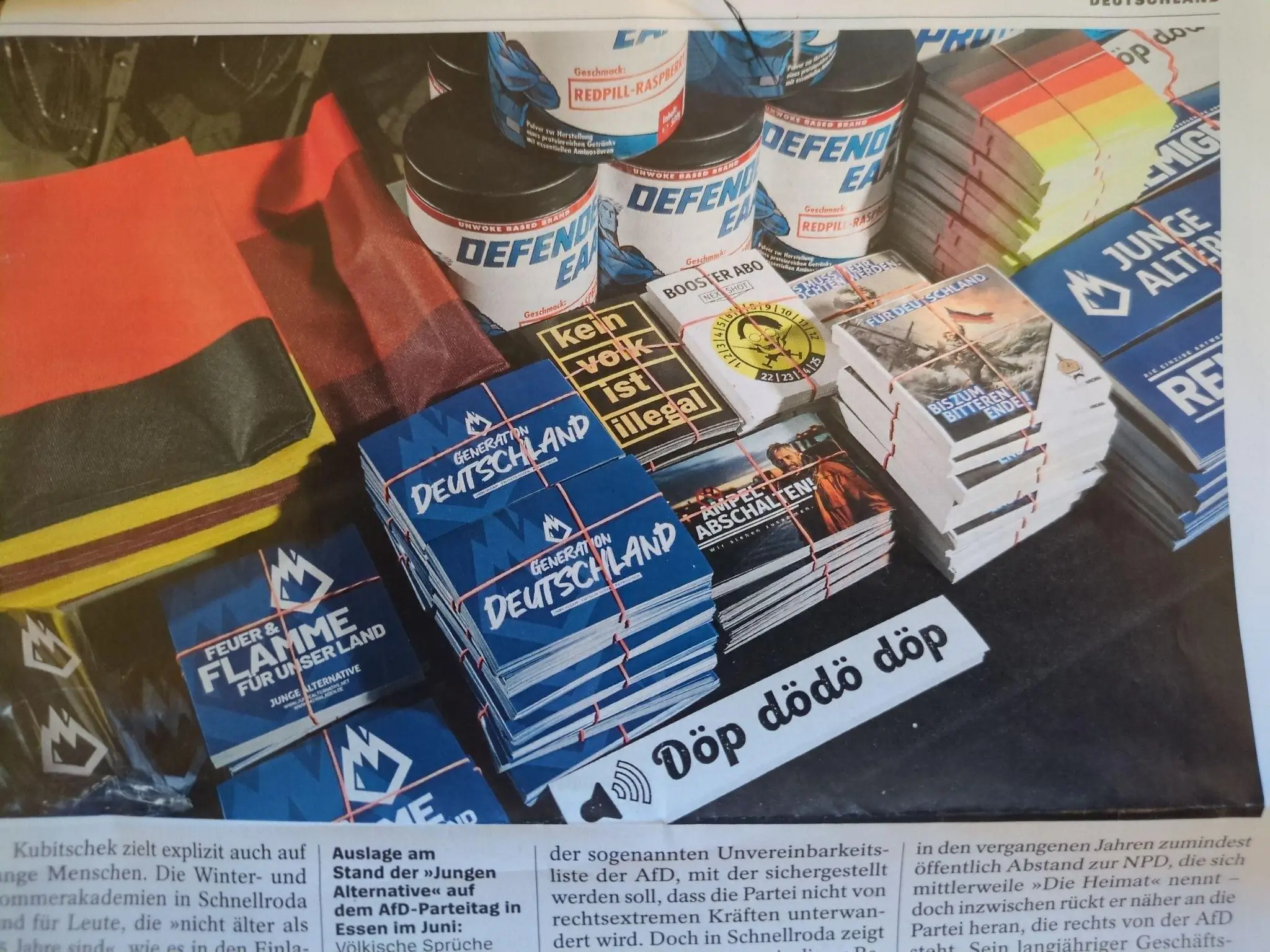 Bild eines Artikels aus der Zeitschrift Der Spiegel, das wiederum ein Bild einer Auslage von rechtsradikalen Stickern zeigt.