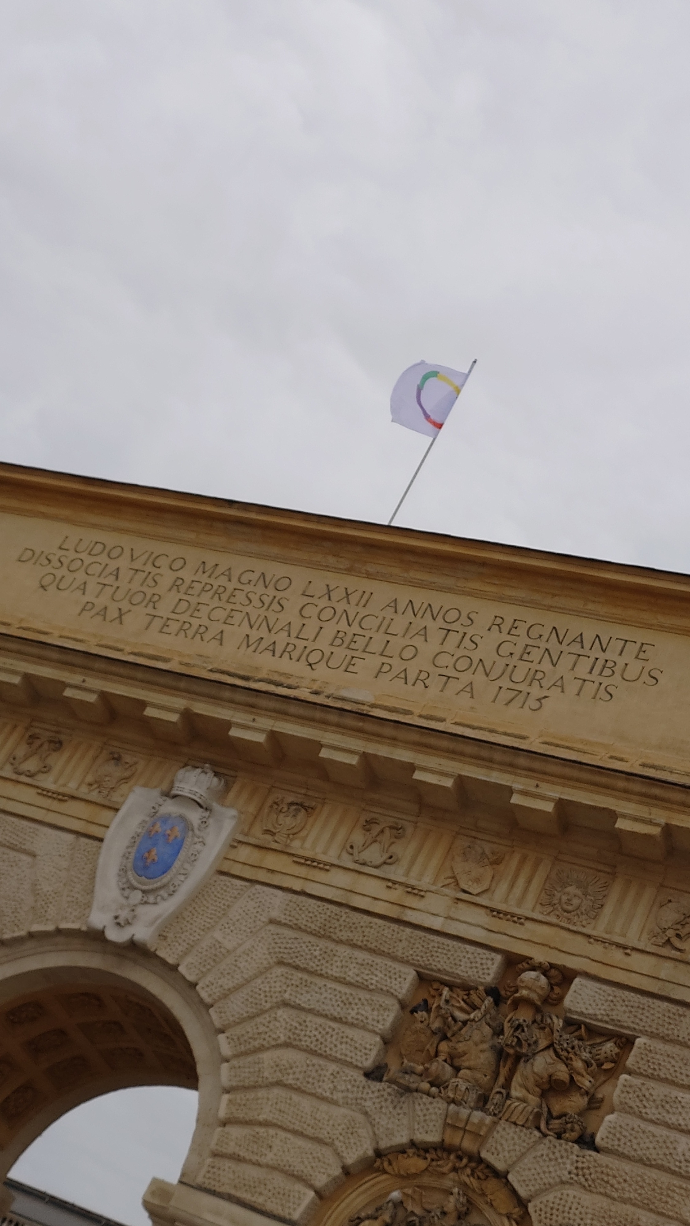 Drapeau de la francophonie sur l'arche de Peyrou.