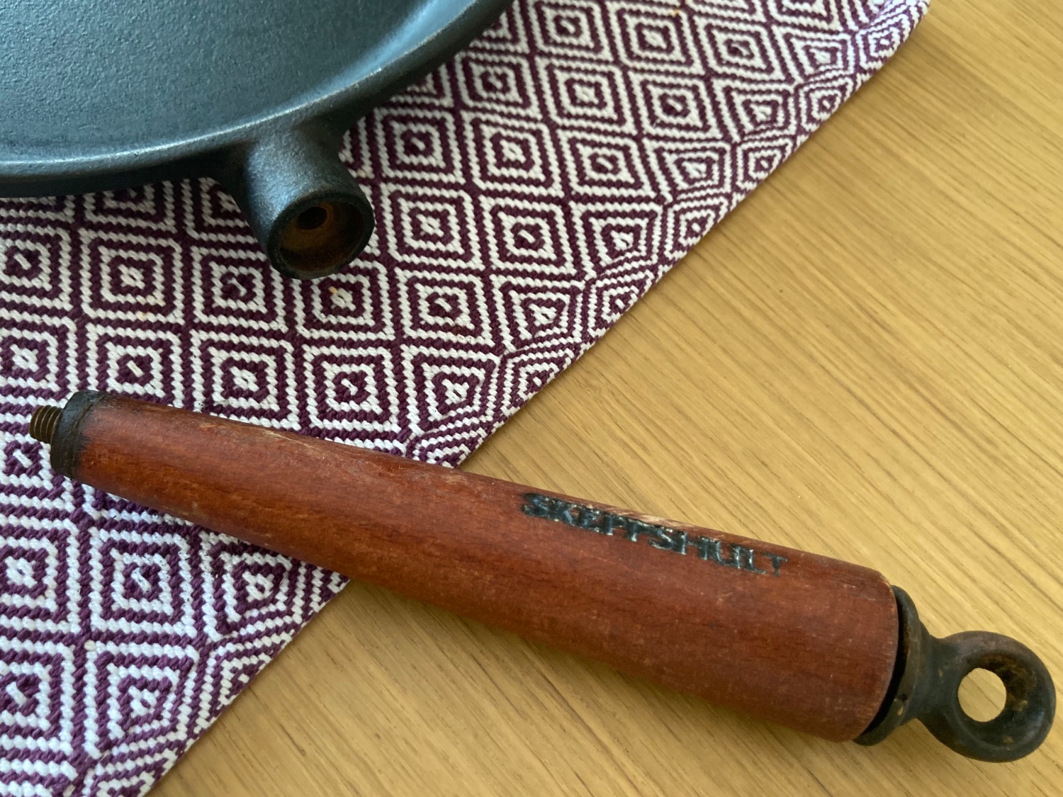 Image of a Skeppshult cast iron pan with the handle unscrewed