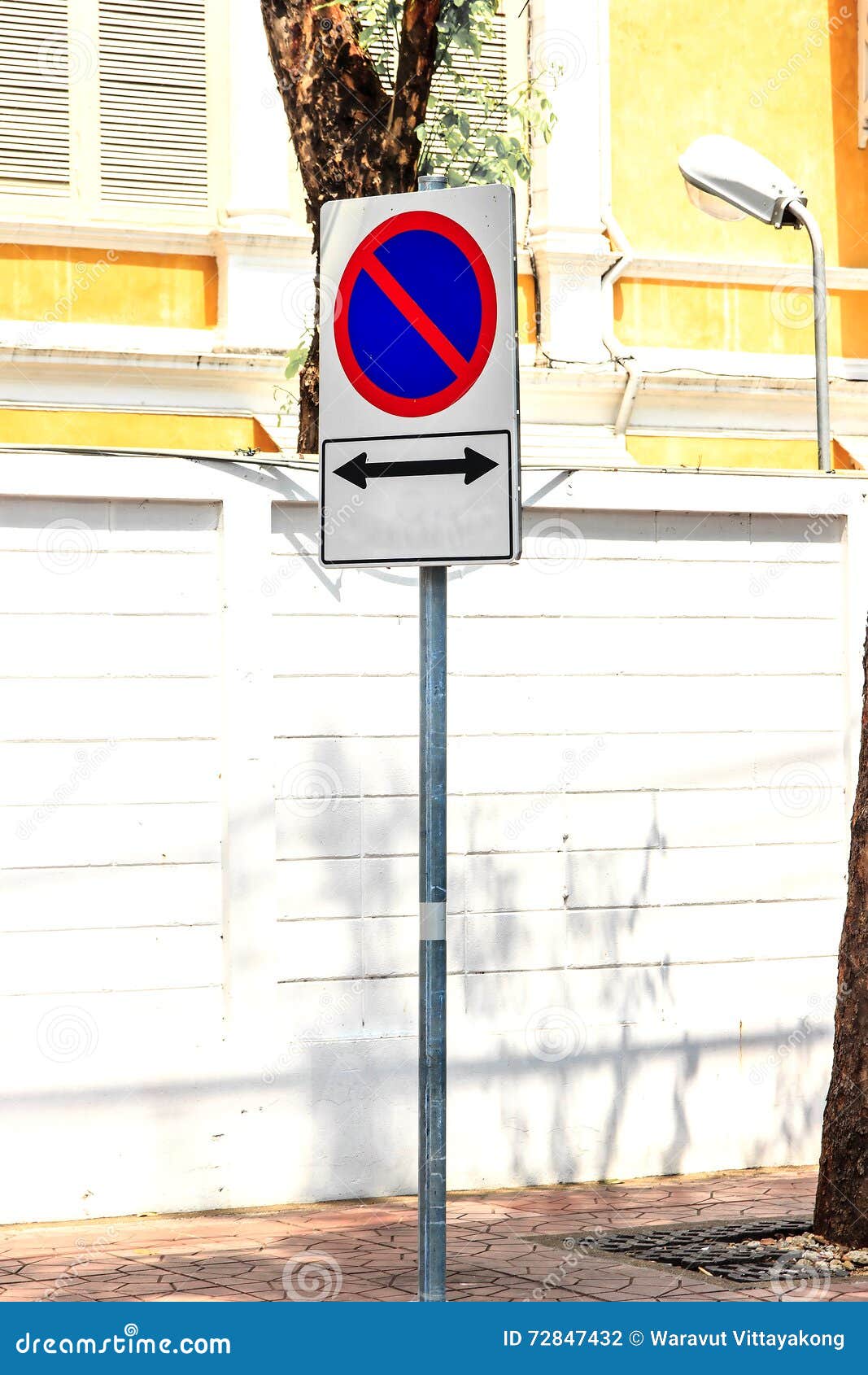 European "No Parking" sign, also showing a backslash in the "no" symbol, thus proving me right